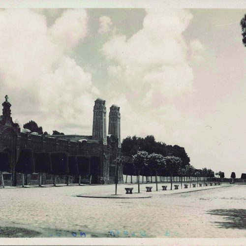 Acceso Cementerio General de Concepción para 1930. Destaca torres artdeco al ingreso.