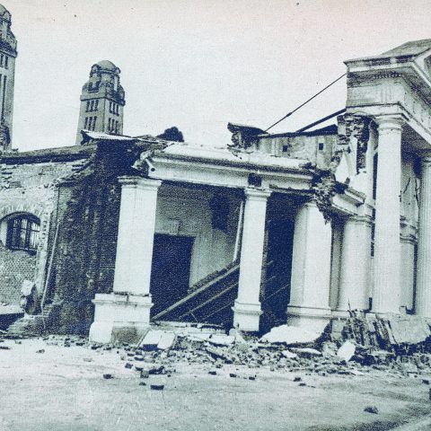 Acceso del Cementerio General dañado por el terremoto de 1939